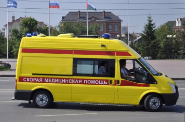 Tyumen, Rusya, 7 Ağustos 2018: sarı ambulans araba Tyumen sokak