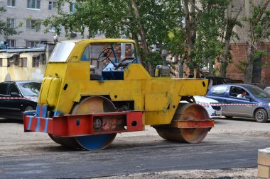Tyumen, Rusya, 7 Ağustos 2018: Asfalt döşeme üzerinde sarı buz pateni pisti