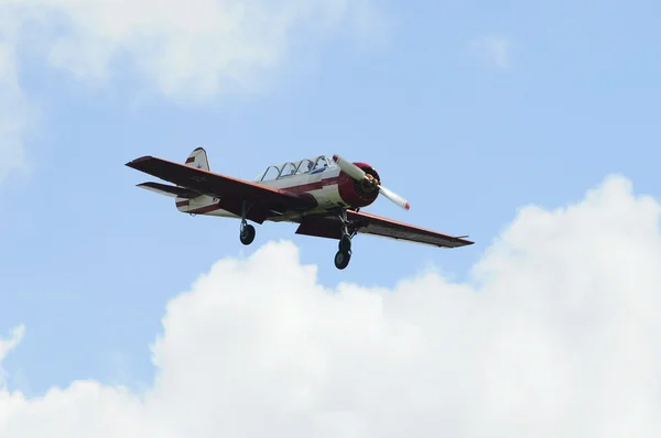 Tyumen Russia Agosto 2018 Piccolo Aereo Vola Contro Nuvole — Foto Stock