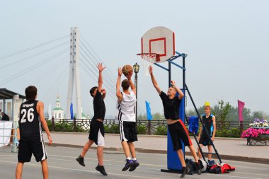 Tyumen, Rusya, 7 Ağustos 2018: sokak basketbol Tyumen ayak köprüsünde (Aşıklar Köprüsü)