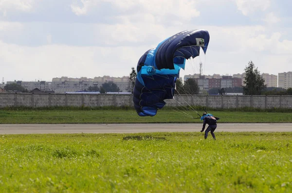 Tyumen Russia August 2018 Parachutist Lands Multi Colored Parachute — Stock Photo, Image