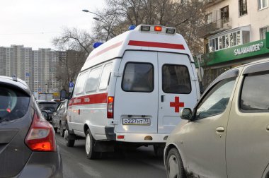 Ambulans araba bir trafik sıkışıklığı takılıyor. Tyumen, Rusya Federasyonu