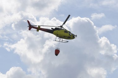 Tyumen, Rusya, 7 Ağustos 2018: Utair havayolu gökyüzünde küçük sarı helikopter