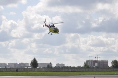 Tyumen, Rusya, 7 Ağustos 2018: Utair havayolu gökyüzünde küçük sarı helikopter