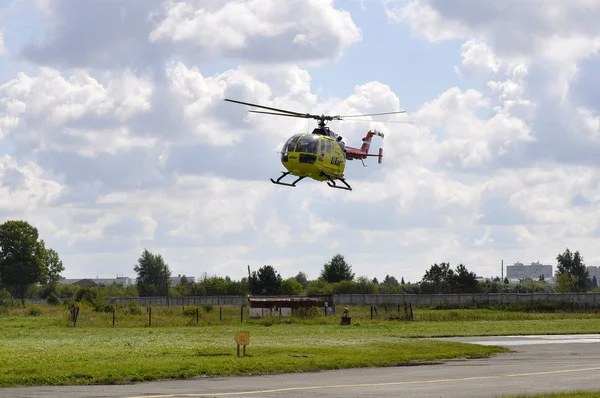 Tyumen Rússia Agosto 2018 Pequeno Helicóptero Amarelo Companhia Aérea Utair — Fotografia de Stock