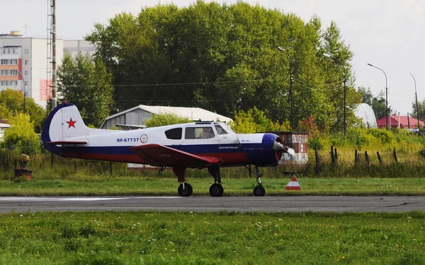 Tyumen Oroszország 2018 Augusztus Kis Sárga Helikopter Utair Légitársaság Égen — Stock Fotó