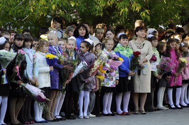 Tyumen, Rusya, 1 Eylül 2018: öğrenciler İlköğretim Okulu 1 Eylül okul bahçesinde ciddi bir cetvel üzerinde