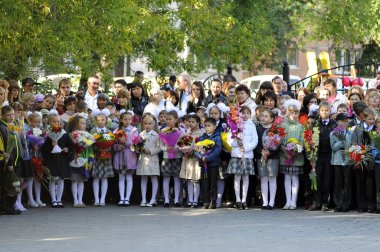 Tyumen, Rusya, 1 Eylül 2018: öğrenciler İlköğretim Okulu 1 Eylül okul bahçesinde ciddi bir cetvel üzerinde