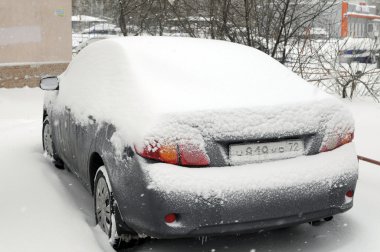 Açık 2 Ocak 2019, Tyumen, Rusya: kar tarafından getirilen arabasın bahçede.