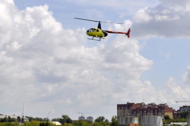 Tyumen, Rusya, 7 Ağustos 2018: gökyüzünde küçük sarı helikopter