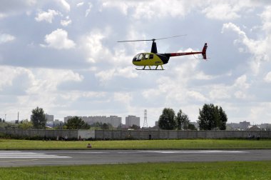 Tyumen, Rusya, 7 Ağustos 2018: gökyüzünde küçük sarı helikopter