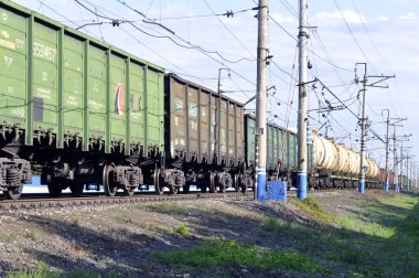 Tyumen, Rusya. 20 Nisan 2017: Gri renk motoru tren raylara taşır.