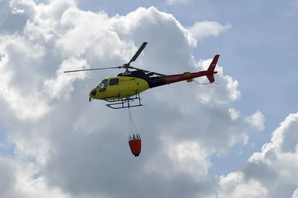 Tyumen Rússia Agosto 2018 Pequeno Helicóptero Amarelo Céu — Fotografia de Stock