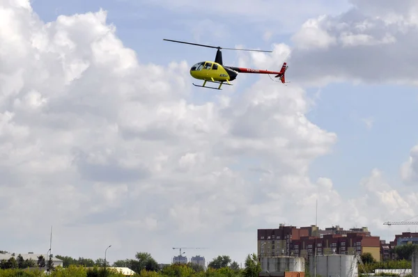 Tyumen Rusia Agosto 2018 Pequeño Helicóptero Amarillo Cielo —  Fotos de Stock