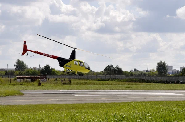 Tyumen Rússia Agosto 2018 Pequeno Helicóptero Amarelo Céu — Fotografia de Stock