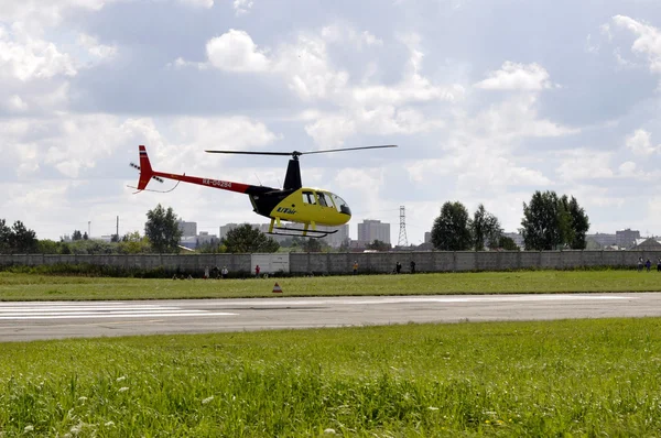 Tyumen Rússia Agosto 2018 Pequeno Helicóptero Amarelo Céu — Fotografia de Stock