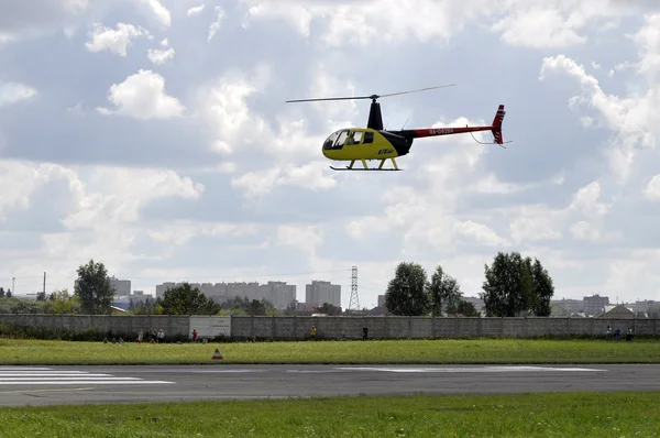 Tyumen Rússia Agosto 2018 Pequeno Helicóptero Amarelo Céu — Fotografia de Stock