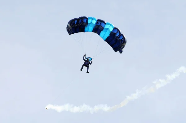 2018年8月7日 俄罗斯秋明 跳伞者乘坐多色降落伞坠落 — 图库照片