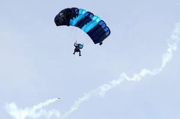 2018年8月7日 俄罗斯秋明 跳伞者乘坐多色降落伞坠落 — 图库照片