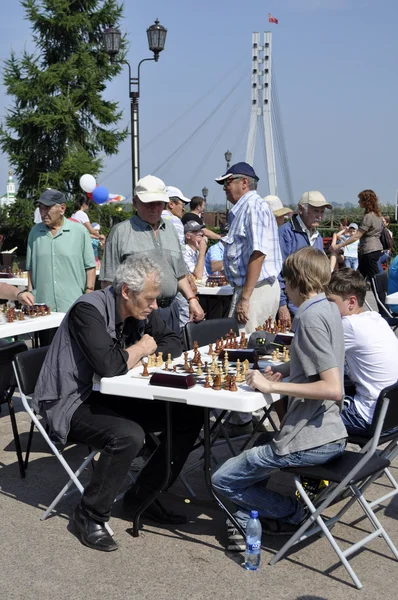 Schachturnier im Sommer auf der Straße. — Stockfoto