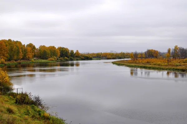 Courbe inférieure du lac dans l'après-midi d'automne. Tyumen . — Photo