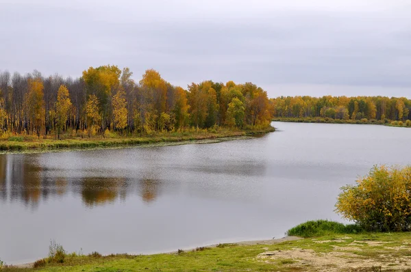 Озеро нижня крива в день осені. Тюмень. — стокове фото