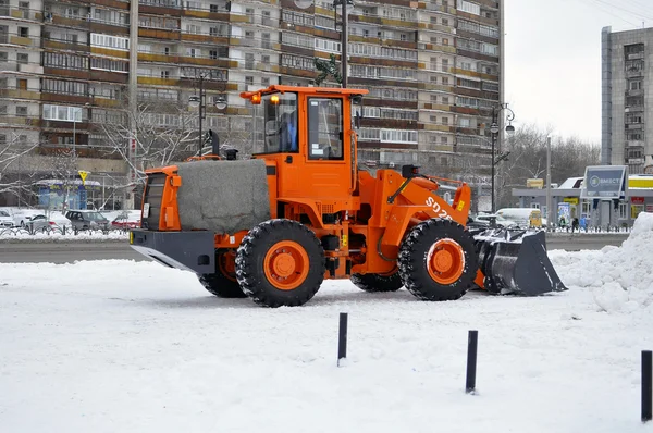 Le bulldozer occupé avec les coûts de nettoyage de la neige dans la rue à — Photo