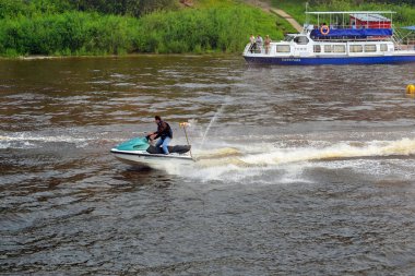 Tyumen, Rusya, 20 Temmuz 2018: bir hydrocycle adam nehirde yüzen