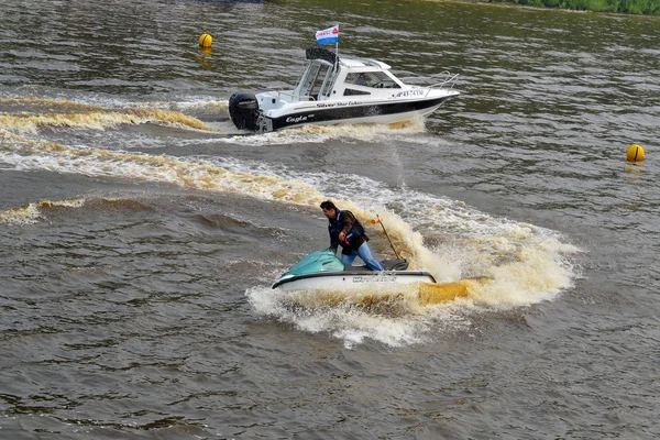 2018 ロシアのチュメニ 川を下って Hydrocycle の男が浮かぶ — ストック写真