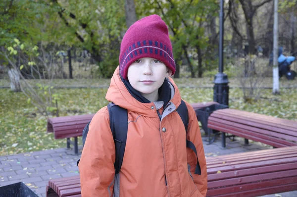 Ritratto del ragazzo adolescente in parco di autunno . — Foto Stock