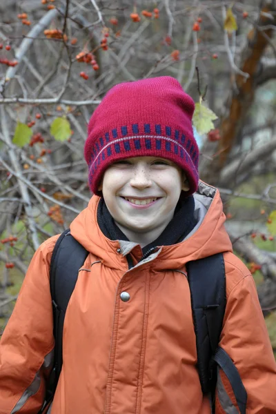 Porträt des fröhlichen Teenagers im Herbstwald. — Stockfoto