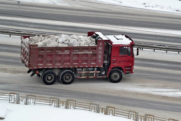 Tyumen, Rússia, em 28 de janeiro de 2019: Limpeza da neve das ruas da cidade . — Fotografia de Stock