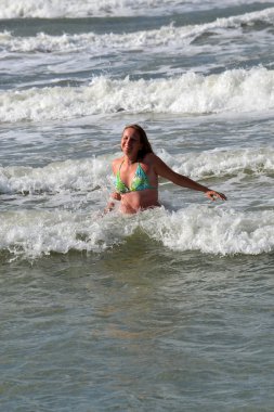 Kadın dalgalar deniz banyoları.