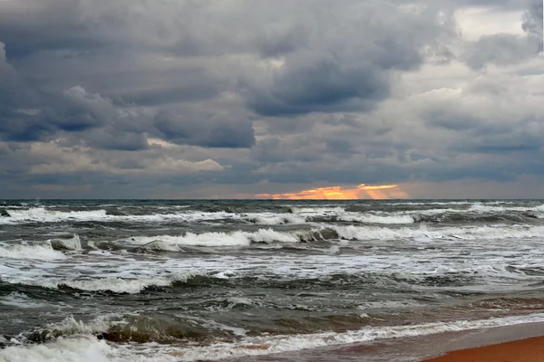 Golven van de Zwarte Zee. Bewolkt weer. — Stockfoto