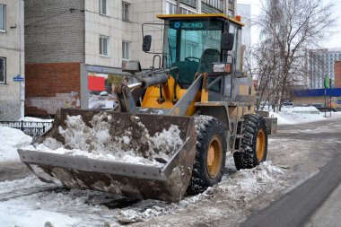 Tyumen, Rusya, on Ocak 28, 2019: Şehir sokaklarından kar temizliği.