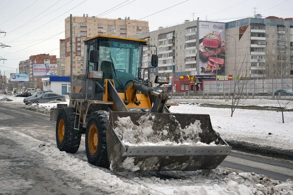 Тюмень, Россия, 28 января 2019 года: уборка снега с городских улиц . — стоковое фото