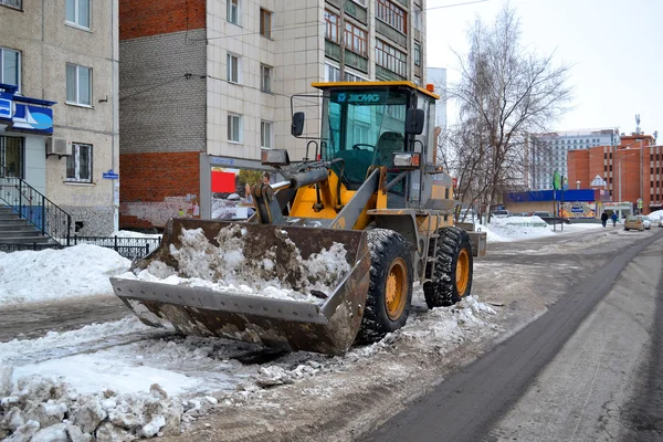 Tyumen, Rusya, on Ocak 28, 2019: Şehir sokaklarından kar temizliği.