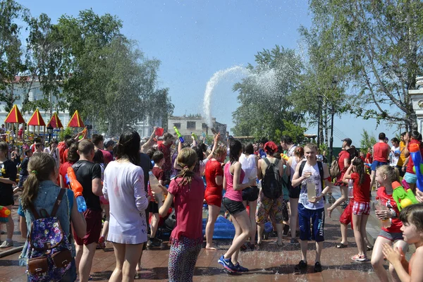 The game "Water Fight" in honor of opening of a summer season on — Stock Photo, Image