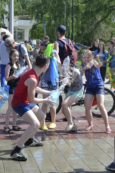 O jogo "Luta de Água" em honra da abertura de uma estação de verão em — Fotografia de Stock
