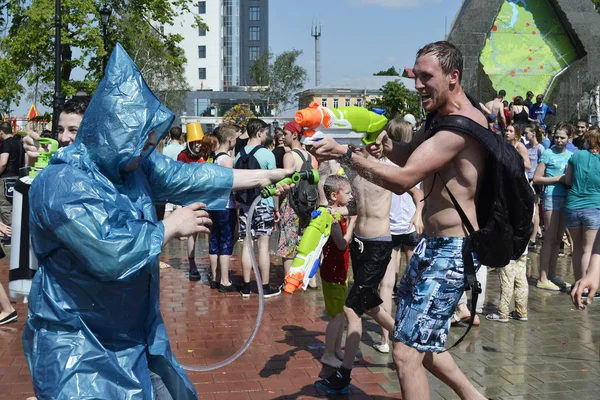 The game "Water Fight" in honor of opening of a summer season on — Stock Photo, Image