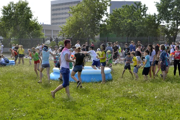 "Cuidado "para um festival de tintas em Tyumen, Rússia. 20.06.2015 . — Fotografia de Stock