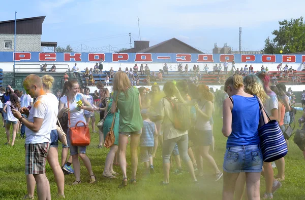 "Care"na Festiwal farb w Tyumen, Federacja Rosyjska. 20.06.2015. — Zdjęcie stockowe