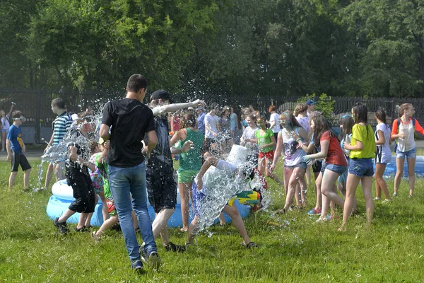 "ロシアのチュメニで塗料のお祭りの世話」。20.06.2015 — ストック写真