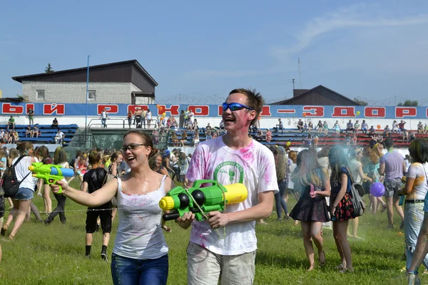 "ロシアのチュメニで塗料のお祭りの世話」。20.06.2015. — ストック写真