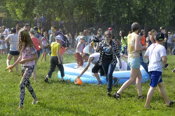 "Cuidado "para um festival de tintas em Tyumen, Rússia. 20.06.2015 . — Fotografia de Stock