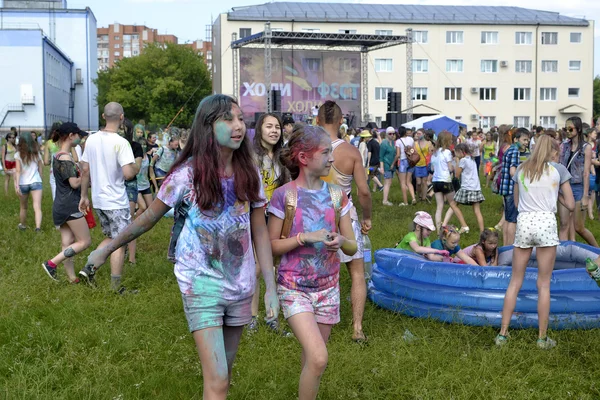 "Cuidado "para um festival de tintas em Tyumen, Rússia. 20.06.2015 . — Fotografia de Stock