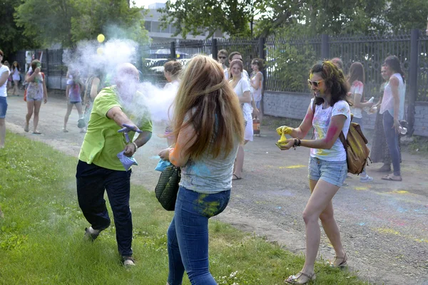 "Cuidado "para um festival de tintas em Tyumen, Rússia. 20.06.2015 . — Fotografia de Stock