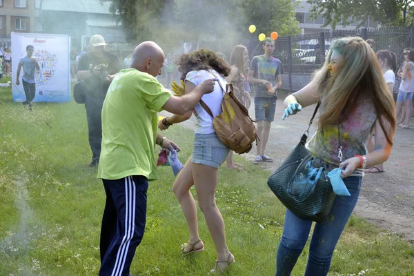 "Cuidado "para um festival de tintas em Tyumen, Rússia. 20.06.2015 . — Fotografia de Stock