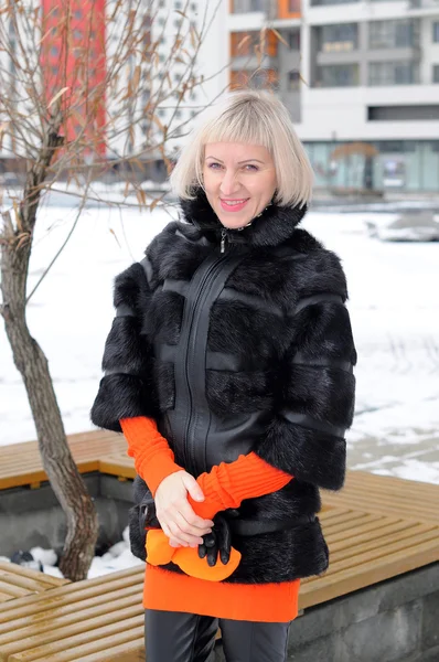 La mujer en el abrigo de piel y sin gorra en invierno —  Fotos de Stock