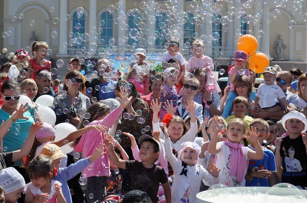 Tyumen, Rusya, Temmuz, 2018: Mutlu çocuklar sabun köpüğü Tyumen şehir sokakta yakalamak